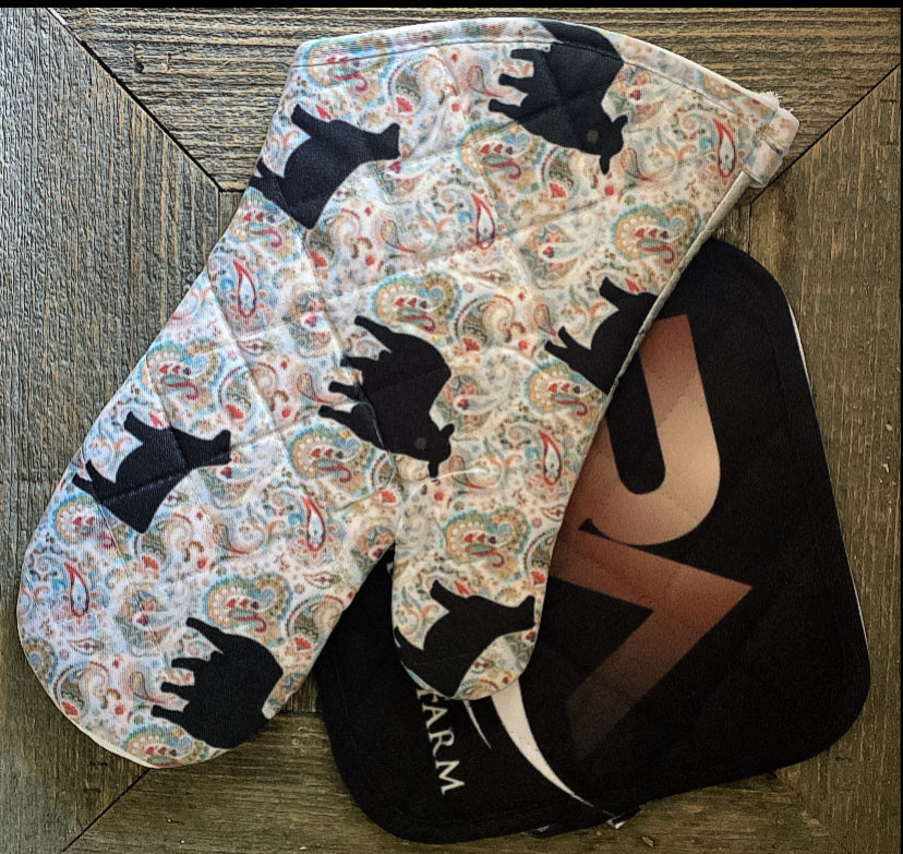 Oven mitt- black heifer paisley