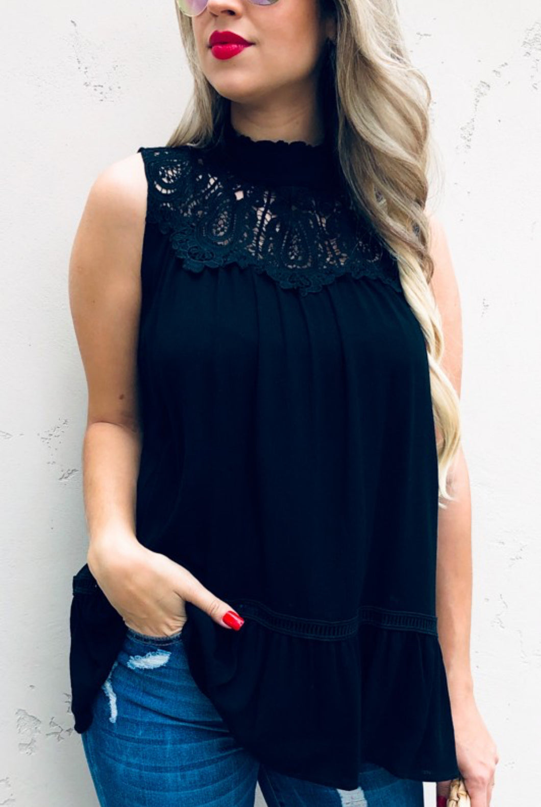 Lace trim sleeveless top- black