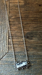 Bar pendant necklace - white