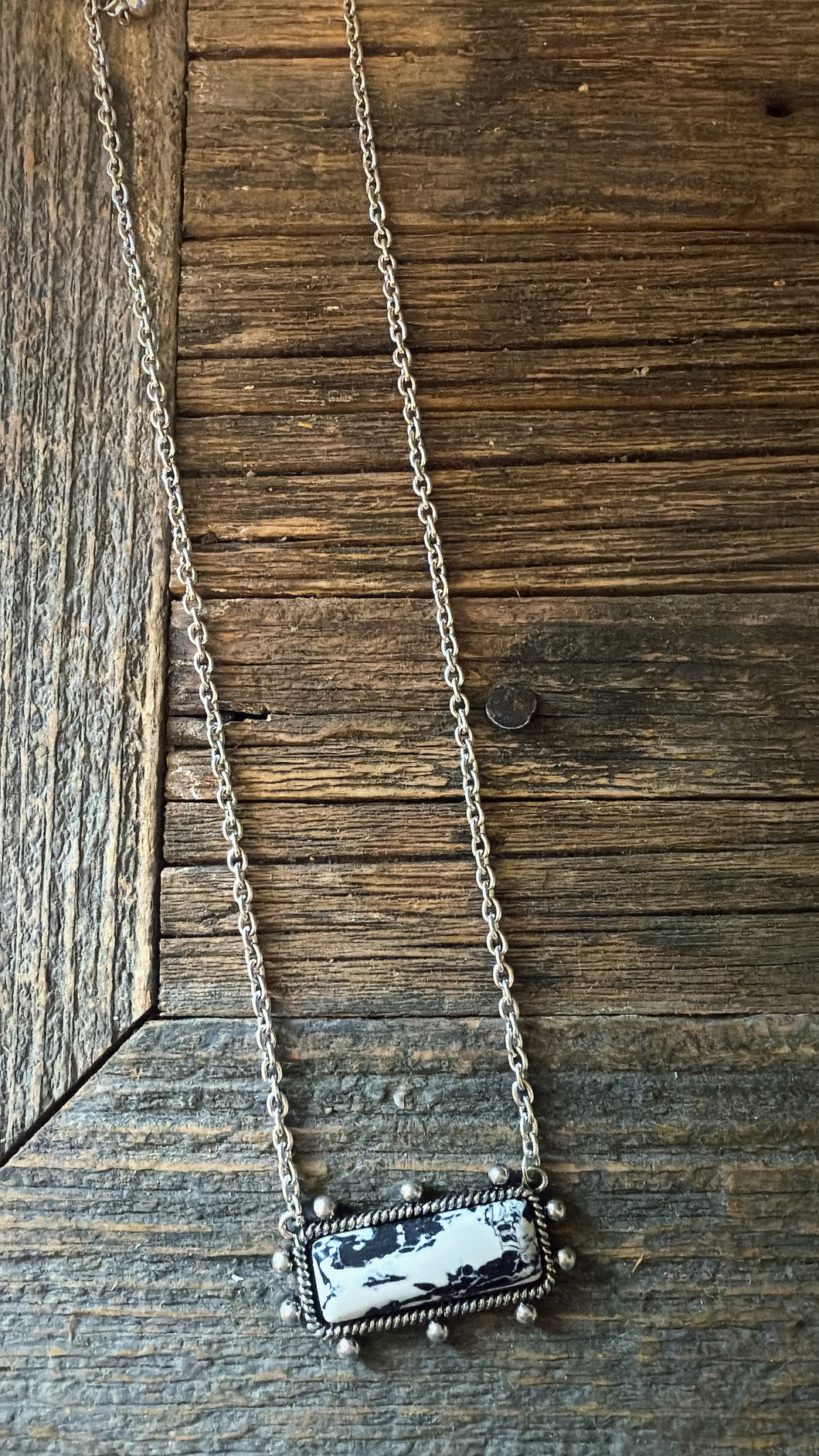 Bar pendant necklace - white